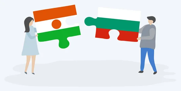 Para Trzyma Dwa Kawałki Puzzli Nigerien Bułgarskich Flag Symbole Narodowe — Wektor stockowy