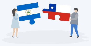 Nikaragua ve Şili bayrakları ile iki bulmaca parçaları tutan çift. Nikaragua ve Şili ulusal sembolleri birlikte.