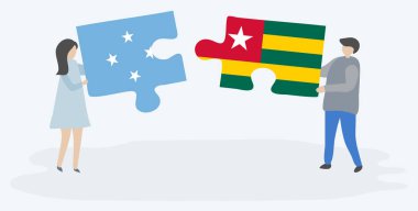 Mikronezya ve Togolese bayrakları ile iki bulmaca parçaları tutan çift. Mikronezya ve Togo ulusal sembolleri birlikte.