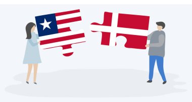 Liberya ve Danimarka bayrakları ile iki bulmaca parçaları tutan çift. Liberya ve Danimarka ulusal sembolleri birlikte.