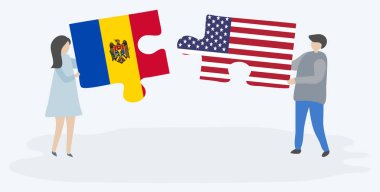 Moldova ve Amerikan bayrakları ile iki bulmaca parçaları tutan çift. Moldova ve Amerika Birleşik Devletleri ulusal sembolleri birlikte.
