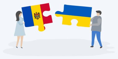 Moldova ve Ukrayna bayrakları ile iki bulmaca parçaları tutan çift. Moldova ve Ukrayna ulusal sembolleri birlikte.