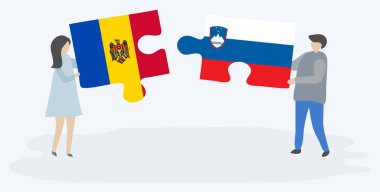 Moldova ve Sloven bayraklarıyla iki bulmaca parçası tutan çift. Moldova ve Slovenya ulusal sembolleri bir arada.