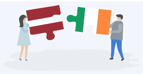 Para Trzyma Dwa Kawałki Puzzli Łotewskimi Irlandzkimi Flagami Symbole Narodowe — Wektor stockowy