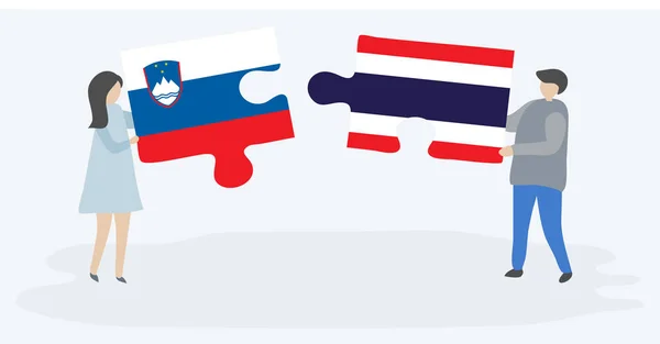 Para Trzyma Dwa Puzzli Słoweńskimi Tajskimi Flagami Słowenia Tajlandia Symbole — Wektor stockowy