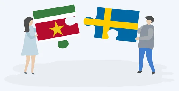 Ζευγάρι Που Κρατά Δύο Κομμάτια Παζλ Σουρινάμ Και Σουηδικές Σημαίες — Διανυσματικό Αρχείο