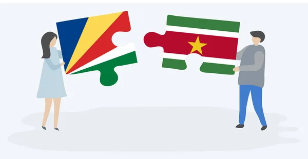 Pareja Sosteniendo Dos Piezas Rompecabezas Con Seychelles Banderas Suriname Seychelles — Vector de stock