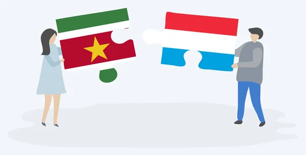 Paar Houden Twee Puzzels Stukken Met Surinaamse Luxemburgse Vlaggen Nationale — Stockvector