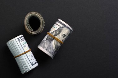 Siyah arka plan üzerine Amerikan Doları haddelenmiş