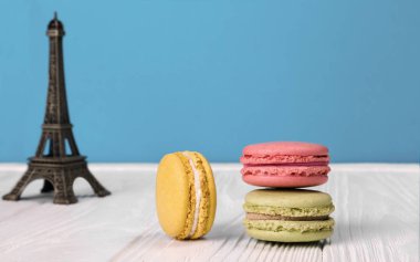 Arka planda Eyfel Kulesi ile renkli Fransız macarons