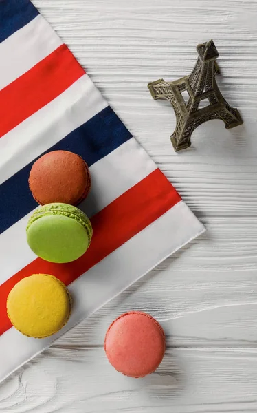 Macarons franceses e torre eiffel na bandeira francesa — Fotografia de Stock