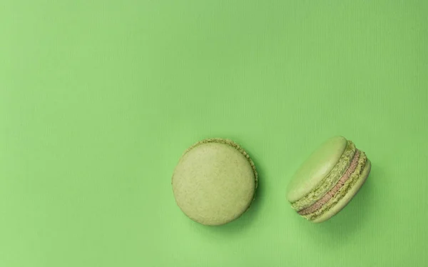 Avelã verde Macarons em fundo verde — Fotografia de Stock