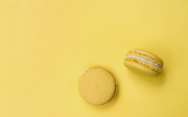 Sabor limão Macarons em fundo amarelo — Fotografia de Stock
