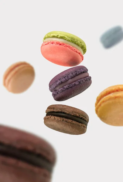 Schwebende französische Macarons auf weißem Hintergrund — Stockfoto