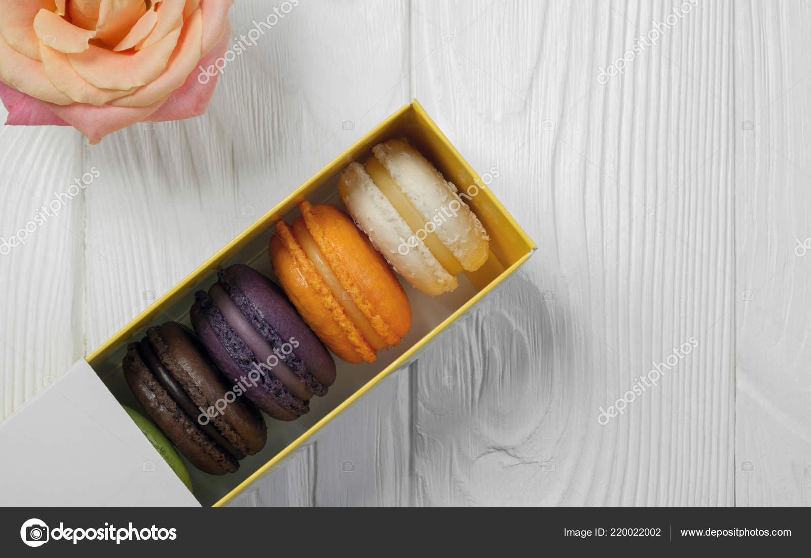 Macarons Français Boîte Fleur Unique Sur Table Bois