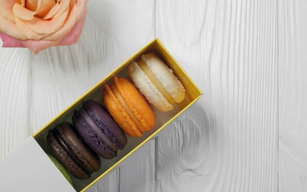 Caixa Macarons Francês Com Única Flor Mesa Madeira — Fotografia de Stock