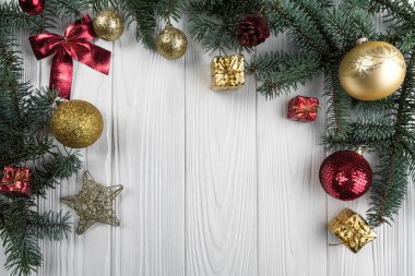 Noel dekorasyon çerçeve beyaz ahşap zemin üzerinde