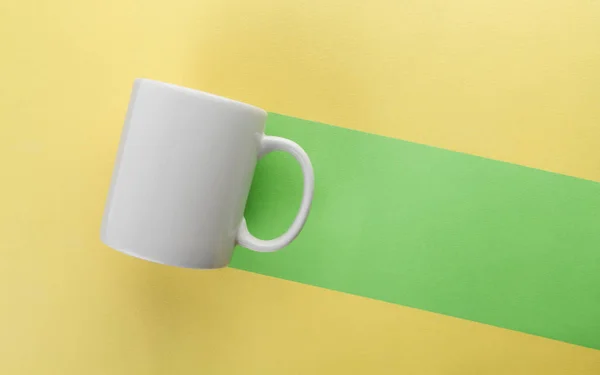 Sentiero verde tazza su sfondo giallo - Concetto di sfondo spazio negativo — Foto Stock