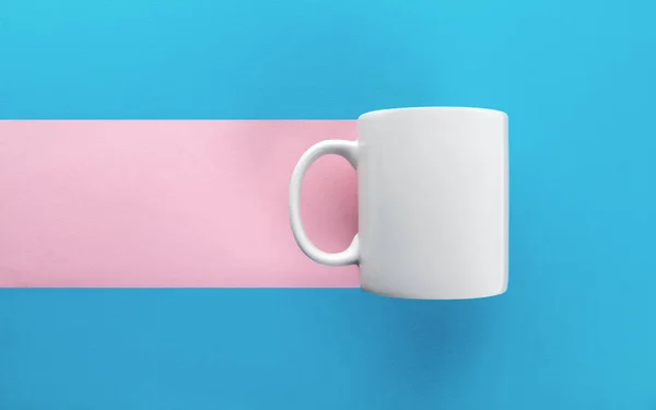 青色とピンク色の背景に白のマグカップ — ストック写真