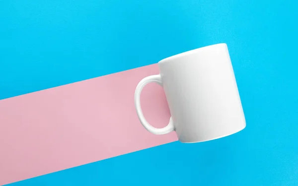 青の背景にピンクのマグカップのマーク — ストック写真