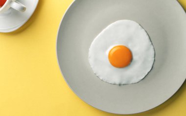 Sarı arka plan - sahanda yumurta ve çay sarı üzerinde basit kahvaltı