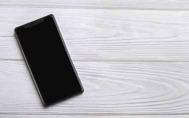 Ahşap masa üstünde Smartphone