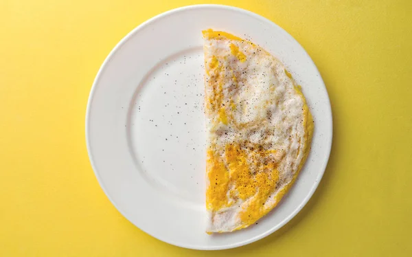 Μισό πιάτο με τριμμένο αυγό πλάκα σε κίτρινο φόντο — Φωτογραφία Αρχείου