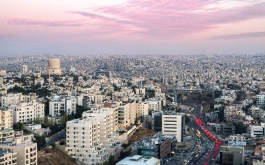 günbatımı sonra-hava atış Abdoun Köprüsü ve Jabal Amman Amman ikonik simgesel gün batımında