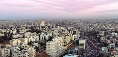 Abdoun köprü ve diğer modern binalar içinde belgili tanımlık geçmiş Amman Dağları ile hava atış