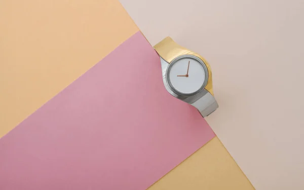 シルバー、ゴールド ピンクとピーチ色背景トップ ビューのモダンな腕時計 — ストック写真