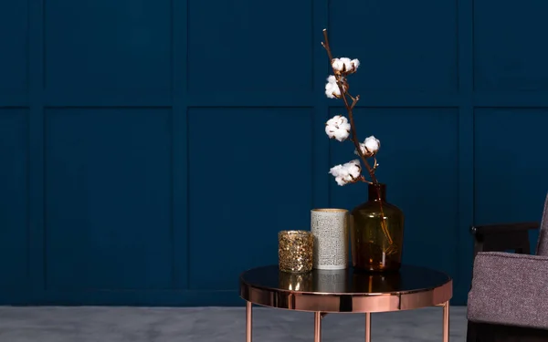 銅のコーヒー テーブルに花瓶がホーム アクセサリー — ストック写真
