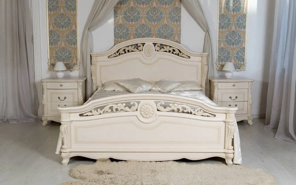 Klassische weiße Schlafzimmermöbel - King Size-Bett mit Nachttischen — Stockfoto