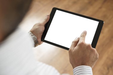 Beyaz boş ekran ile tablet ekranına dokunan adam