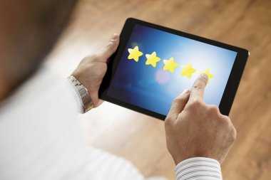 Tablet ekranına 5 yıldız koyarak adam mükemmel geribildirim