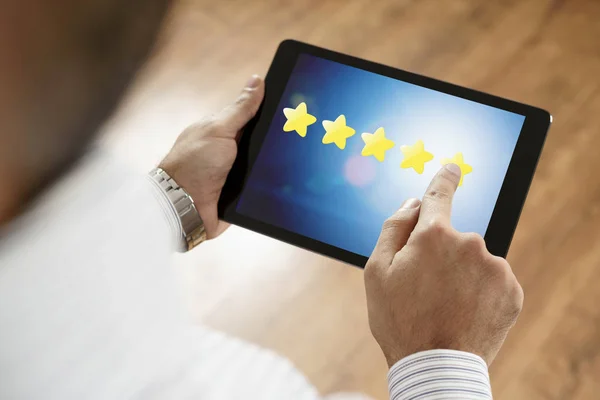 Mann setzt 5 Sterne exzellentes Feedback auf Tablet-Bildschirm — Stockfoto