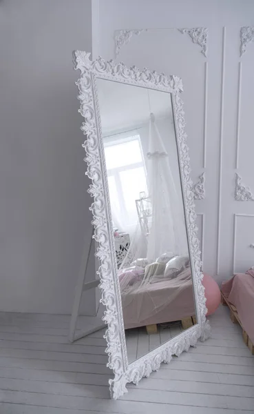 Cadre miroir vintage blanc décoré en bois dans la chambre — Photo