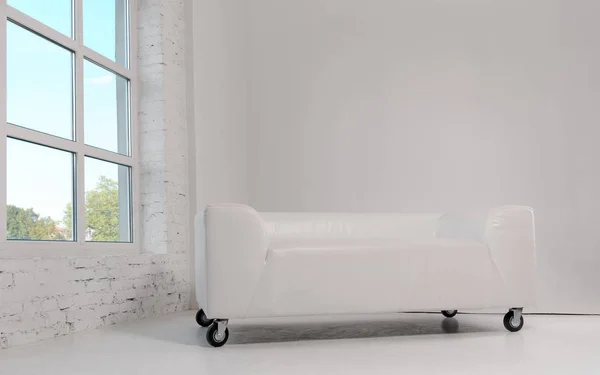 Moderní bílá kožená pohovka s koly v bílém pokoji a okně — Stock fotografie