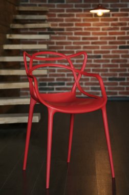 Kırmızı modern tasarım akrilik sandalye tuğla duvarlı çatı katı tarzı odada