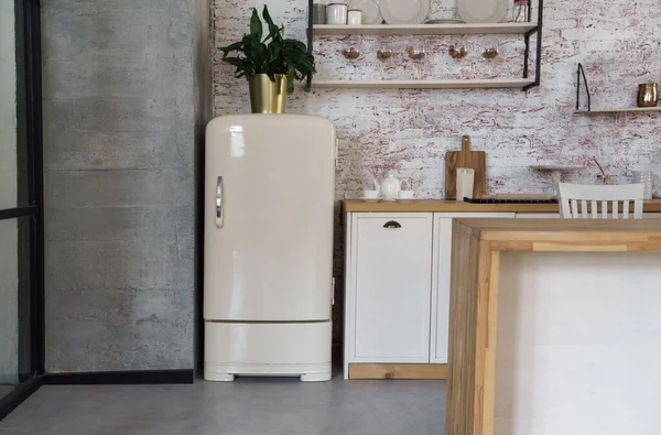 Ретро старий бежевий холодильник в стилі лофт дерев'яна кухня — стокове фото