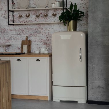 Ahşap tavan arası mutfağındaki eski buzdolabı.