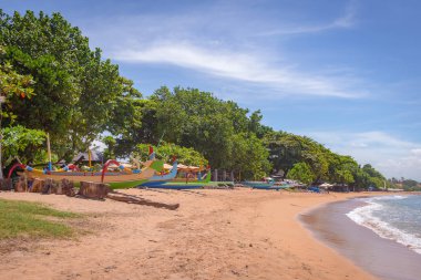 Plaj ile geleneksel kırmızı ve mavi tekneler, Sanur, Bali, Endonezya, 21 Nisan 2018