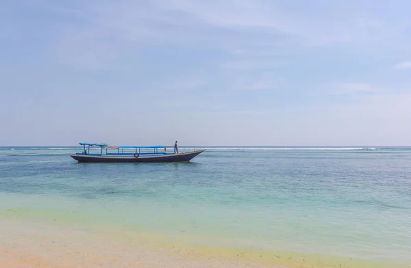 Fshermen Driving Long Tail Boat Turkouise Ocean Close Yellow Beach — Stock Photo, Image