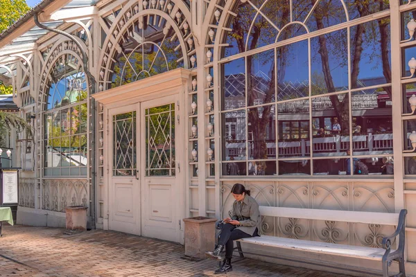 Frau Sitzt Auf Einer Bank Vor Einem Restaurant Tivoli Garten — Stockfoto