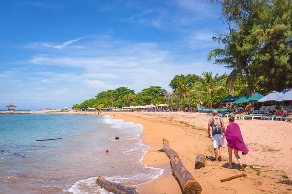 Bali dili bir plaj şezlong ve iki büyük ahşap ile su, Sanur, Bali, Endonezya, 21 Nisan 2018 kaydeder.