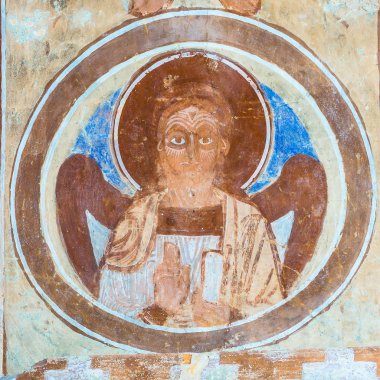  Bir nimet melek sağ elinde, eski Bizans duvar resmi bir İsveç Kilisesi, Finja, İsveç, 9 Mayıs 2018 yükselir