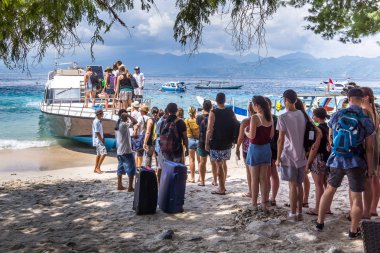 Ayakta insanlar ve feribot için Bali, Gili Trawngan, Endonezya, 26 Nisan 2018 atılmak