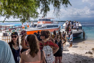 Duran insanlar için Bali, Gili Trawngan, Endonezya, 26 Nisan 2018 feribot hattı