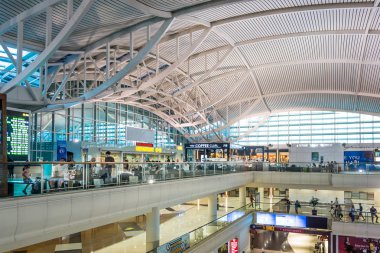 Okuldan ayrılırken, Ngurah Rai, Denpasar Havalimanı, Bali, Endonezya, 26 Nisan 2018 bekleyen insanlar