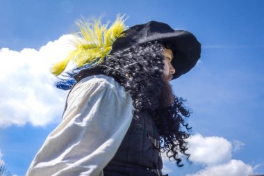 Silahşör geniş şapka ve mavi gökyüzü, Danimarka, 21 Mayıs 2017 karşı uzun kıvırcık saç