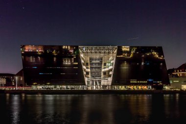 Siyah elmas, geceleri Danimarka Milli Kütüphanesi. Su yansımalar. Kopenhag, Danimarka, 23 Kasım 2017
